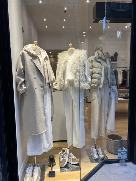 Manteaux et formes différentes à retrouver à la Boutique AU44 à Toulouse, Toulouse, Boutique Au44